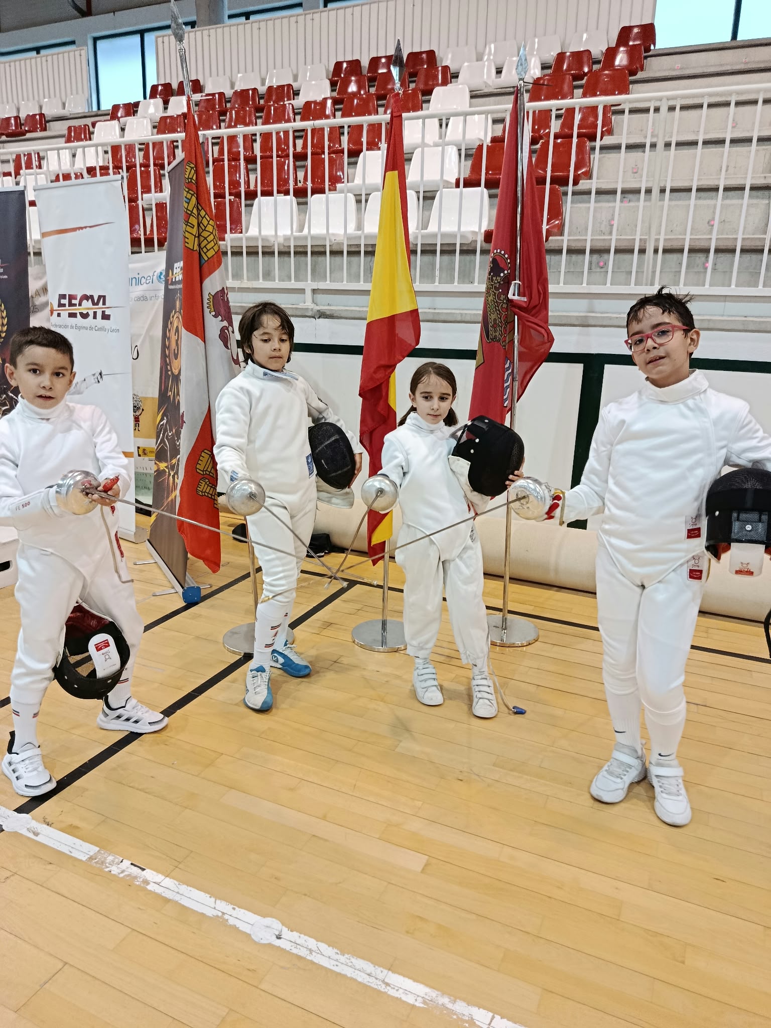 Jóvenes esgrimistas del club en una jornada de competición