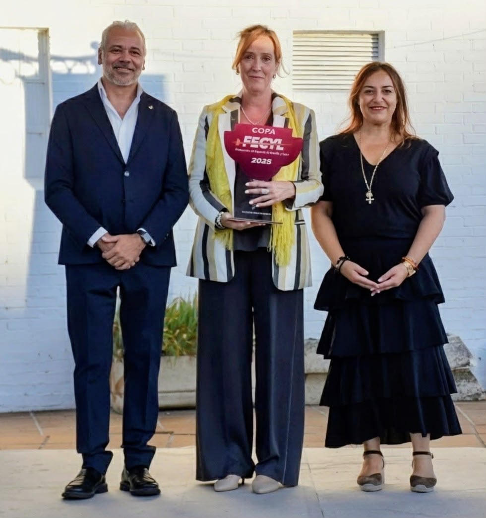 Tres personas junto al trofeo de la Copa FECYL 2025.