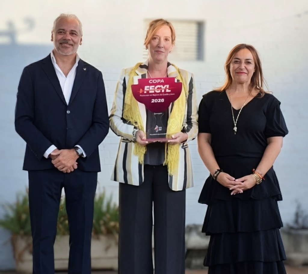 Tres personas junto al trofeo de la Copa FECYL 2026.