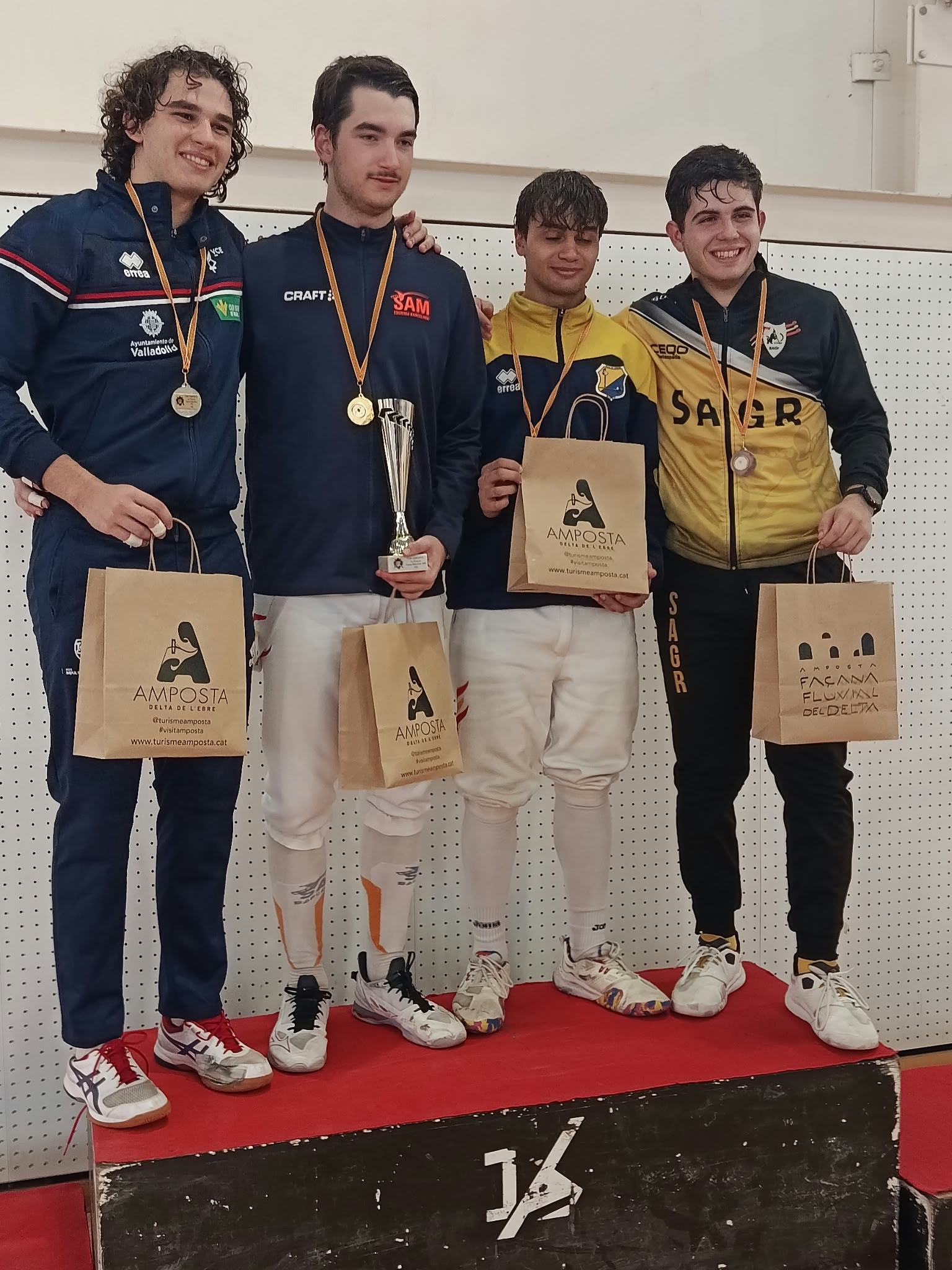 Deportistas en un podio de esgrima en Amposta, con representación del Valladolid Club de Esgrima.