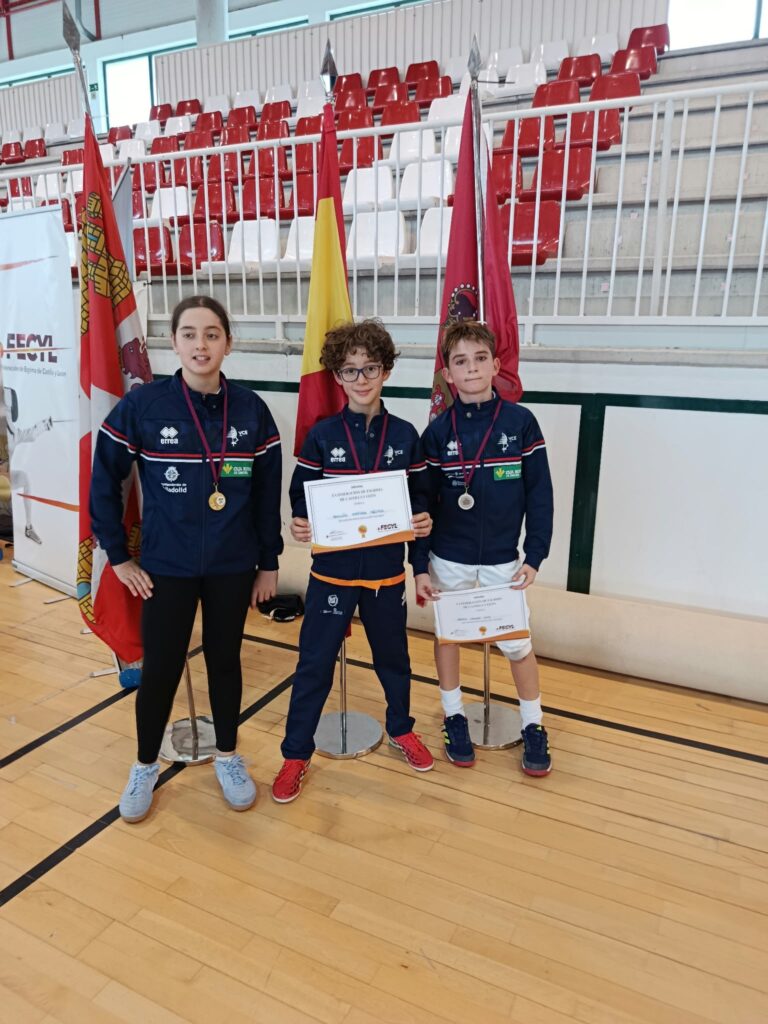 Tres deportistas del Valladolid Club de Esgrima con sus medallas y diplomas en Boecillo, octubre de 2026